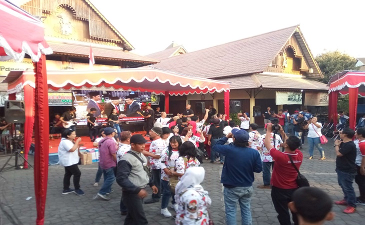 Relawan Jokowi menggelar nobar pelantikan Presiden di Solo