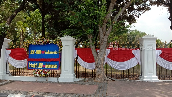  Karangan bunga ucapan selamat untuk Pelantikan Presiden dan Wakil Presiden di pagar Istana Merdeka. (Foto: MP/Asropih)