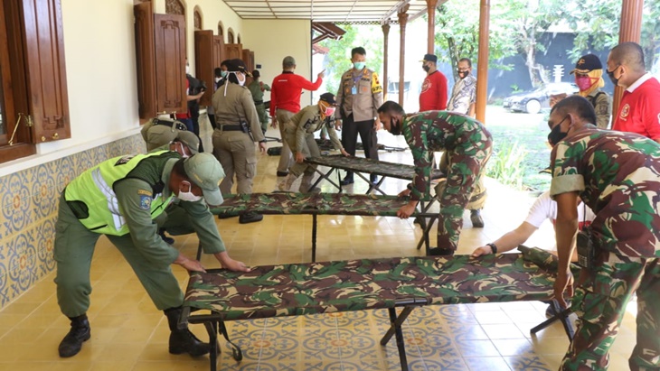 Petugas menyiapkan tempat karantina untuk ODP corona