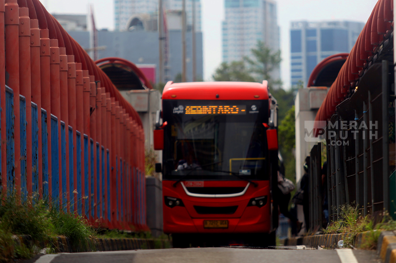Suasana aktivitas penumpang menunggu kedatangan  bus di Terminal Blok-M di Jakarta, Rabu (8/1/2025).