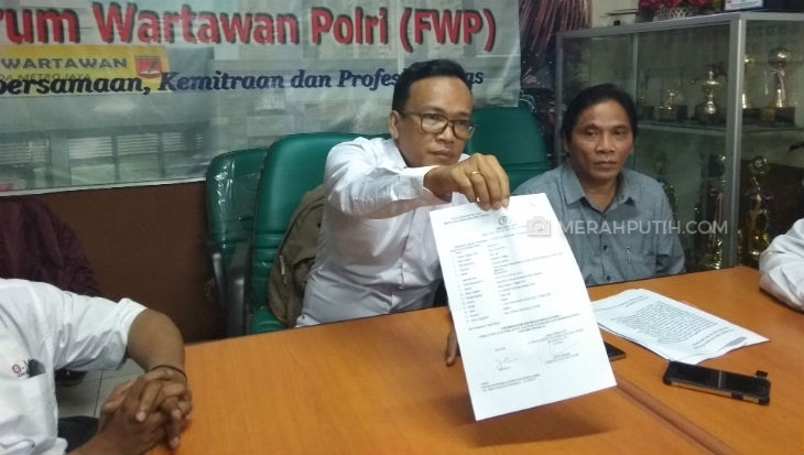 Ketua Umum DPP JOMAN, Immanuel Ebenezer di Mapolda Metro Jaya, Jakarta, Rabu (28/3), melaporkan pelaku demo yang mengancam akan memenggal kepala Presiden Jokowi. (Foto: MP/Gomes)