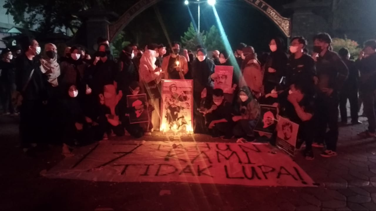 Puluhan mahasiswa UNS Surakarata, Jawa Tengah menggelar aksi damai menyalakan ratusan lilin mengenang meninggalnya aktivis HAM Munir di bulevar kampus setempat, Selasa (7/9) malam. (MP/Ismail)