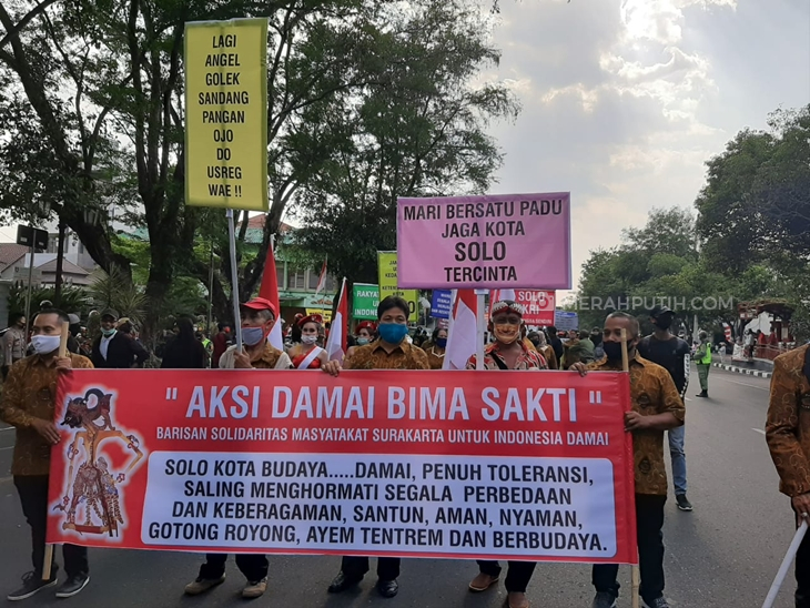 Massa Barisan Solidaritas Masyarakat Solo untuk Indonesia Damai menggelar demo, Minggu (30/8). (MP/Ismail)