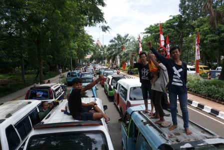Dikira Mobil Online Sopir Angkot Serang Satu Keluarga