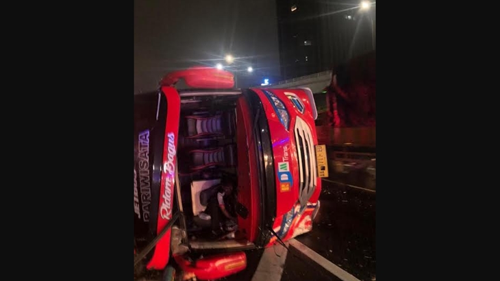 Bus Terguling di Tol Dalam Kota, Sejumlah Penumpang Terluka