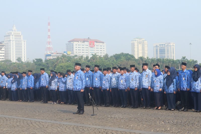 Aparatur Sipil Negara (ASN) Pemprov DKI Jakarta berbaris mendengarkan amanat Gubernur DKI Jakarta Anies Baswedan yang menjadi Inspektur Upacara hari Pahlawan di Lapangan Monas, Jakarta, Minggu (10/11/2019). (ANTARA/Ricky Prayoga)