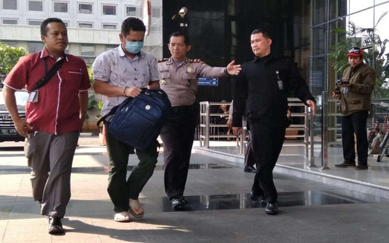 Pejabat Imigrasi NTB saat digelandang ke Gedung KPK, Selasa 28/5)