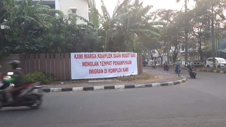 Warga Daan Mogot, Jakarta Barat memasang spanduk berisikan penolakan terhadap pengungsi yang ditempatkan dekat pemukiman mereka (MP/Kanu)
