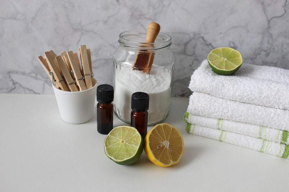 Kamu bisa mencampurkan lemon dengan gula (Sumber: Pixabay/Monfocus)