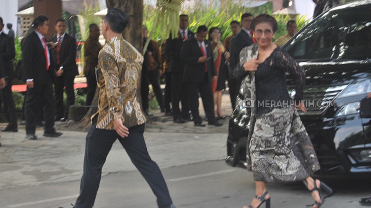 Menteri Kelautan dan Perikanan Susi Pudjiastuti saat menghadiri pernikahan putri Presiden Joko Widodo, Kahiyang Ayu dengan Bobby Nasution di Graha Saba Buana, Solo, Jawa Tengah, Rabu (8/11). (MP/Win)