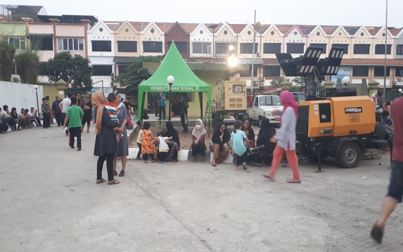 Para pengungsi yang ditempatkan di Gedung Eks kodim Kalideres