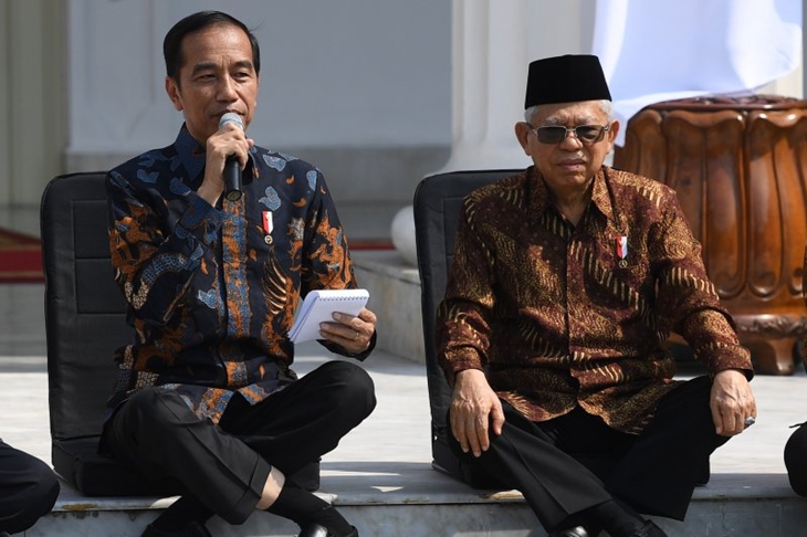 Presiden Joko Widodo (kiri) didampingi Wapres Ma'ruf Amin memperkenalkan jajaran menteri di tangga beranda Istana Merdeka, Jakarta, Rabu (23/10). (ANTARA FOTO/Wahyu Putro)