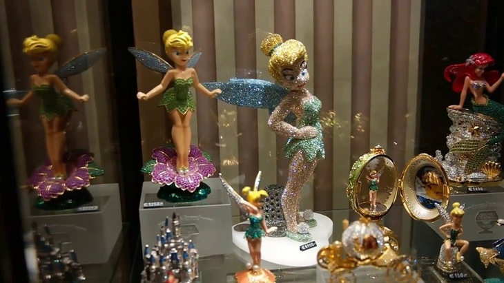 Trivia 3 Patung Kristal Tinker Bell (foto The Richest)