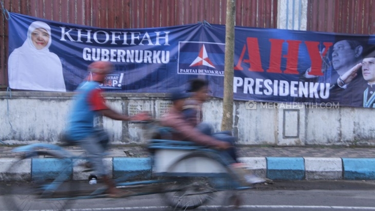 Spanduk Khofifah-AHY. (MP/Budi Lentera)