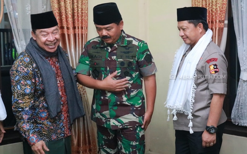  Silaturahmi ke Ponpes Buntet Panglima TNI dan Kapolri Ajak Santri Perangi Hoaks