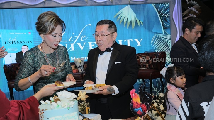 Meriahnya Peluncuran Buku Life University di Sky Ballroom JHL Solitaire Hotel