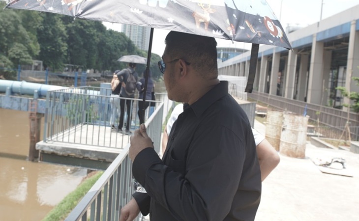 Anggota Fraksi PSI Justin Adrian mengkritik proyek naturalisasi yang disebutnya hanya mempercantik 