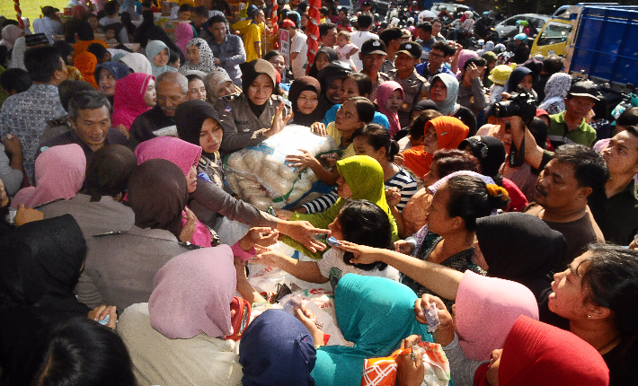 Warga Purwokerto Serbu Bazar Ramadan