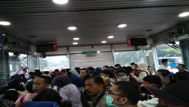 Antrean Penumpang Membeludak, Kebijakan Anies Dikritik Picu Risiko Tertular Corona 