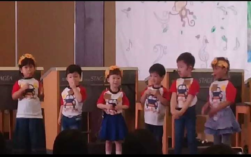Jan Ethes tampil nyanyi bersama teman-teman sekolah musiknya 