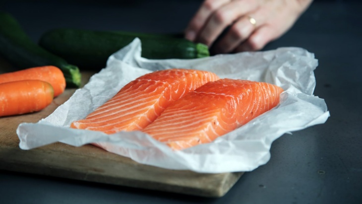 Salmon kaya nutrisi. (Foto Unsplash/Caroline Attwood) 