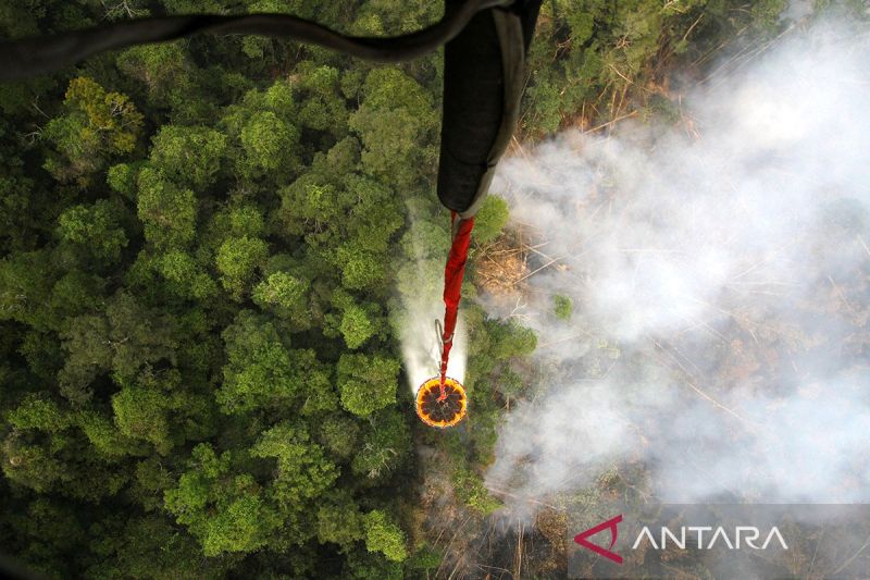 Arsip foto - Helikopter milik Badan Nasional Penanggulangan Bencana (BNPB) melakukan "water bombing" pada kebakaran hutan di kawasan Kereng Bangkirai, Taman Nasional Sebangau, Palangkaraya, Kalimantan Tengah, Selasa (1/10/2019). ANTARA FOTO/Bayu Pratama S/aww/aa.