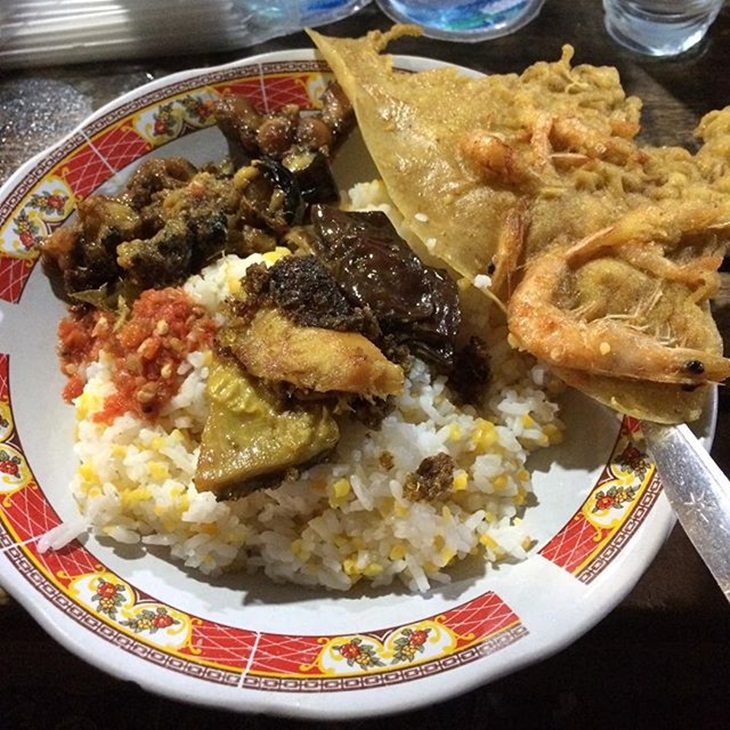 Nasi jagung dengan capuran sayur, sambal, dan lauk pauk. (Foto: instagram.com/instagram.com/hunghanwen)