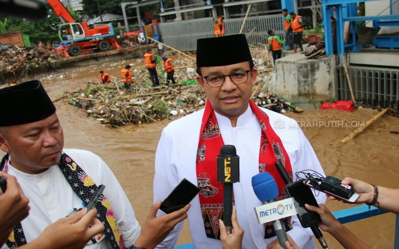 Pintu Air Manggarai Siaga II, Sampahnya Sampai 170 Ton