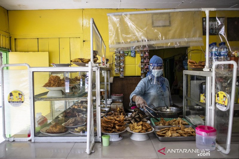 Pedagang dan Pembeli yang Makan di Warteg Wajib Sudah Divaksin