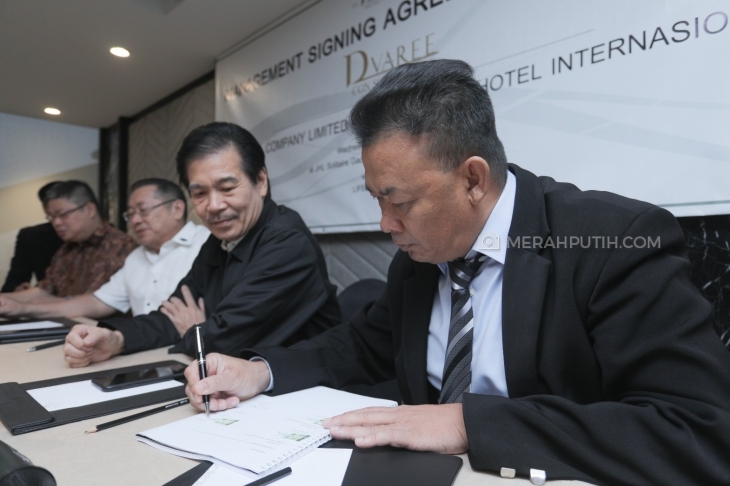 Tran Xuan Can menandatangani kerjasama dengan D Varee (MP/Rizki Fitrianto)