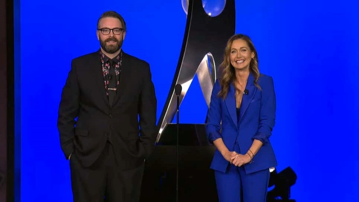 Momen sebelum Greg Miller mengolok Bobby Kotick. (Foto: DICE Awards)