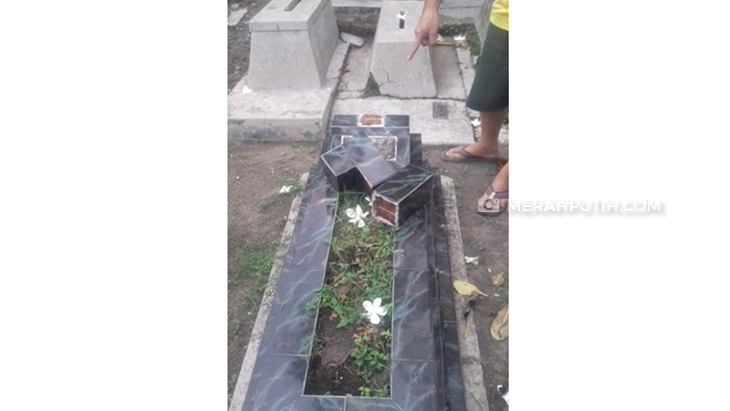 Warga memperlihatkan kondisi salah satu makam yang dirusak anak-anak di bawah umur, di TPU Cemoro Kembar di Kampung Kenteng, Kelurahan Mojo, Pasar Kliwon, Solo, Senin (21/6). (MP/Ismail)