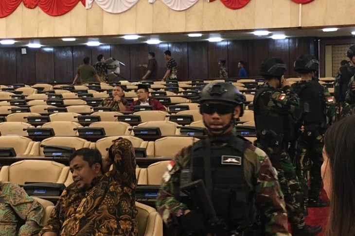Sejumlah Pasukan Khas TNI Angkatan Darat memeriksa baris demi baris kursi di ruang rapat paripurna I gedung MPR/DPR/DPD Senayan Jakarta, Jumat (18/10/2019). Hal itu dilakukan sesaat setelah gladi kotor persiapan menjelang pelantikan Presiden dan Wakil Presiden. (ANTARA/ Abdu Faisal)