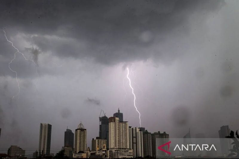 Prakiraan BMKG: Hujan Turun Jumat Siang hingga Malam di Jakarta, Akan Disertai Petir
