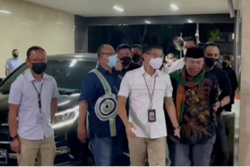 Tangkapan layar video amatir saat Muhammad Yahya Waloni tiba di Gedung Bareskrim Polri Jakarta, Kamis (26/8/2021). ANTARA/HO-tangkapan layar video amatir