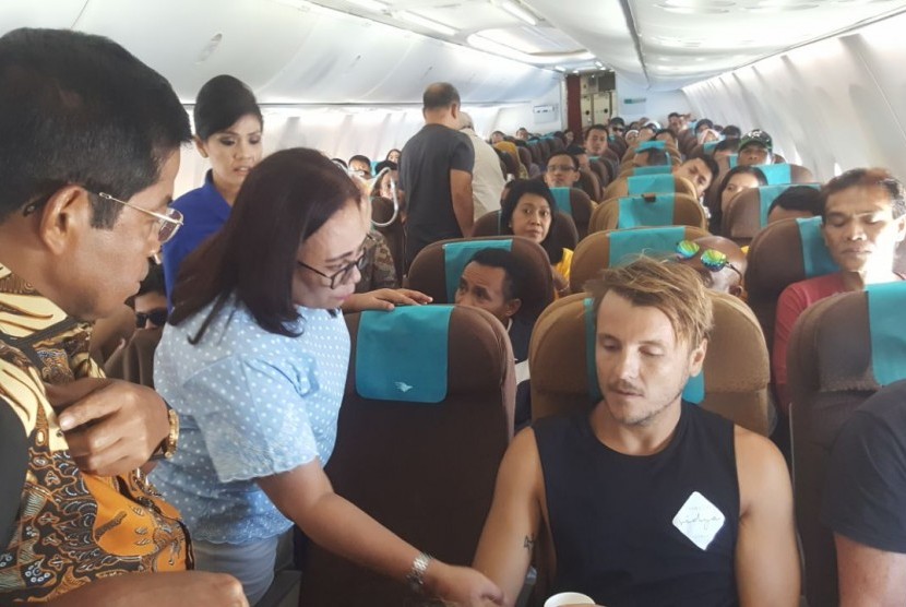 Viral! Foto Mensos Idrus Marham Beri Minyak Angin untuk Bule Sakit