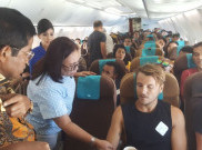 Viral! Foto Mensos Idrus Marham Beri Minyak Angin untuk Bule Sakit