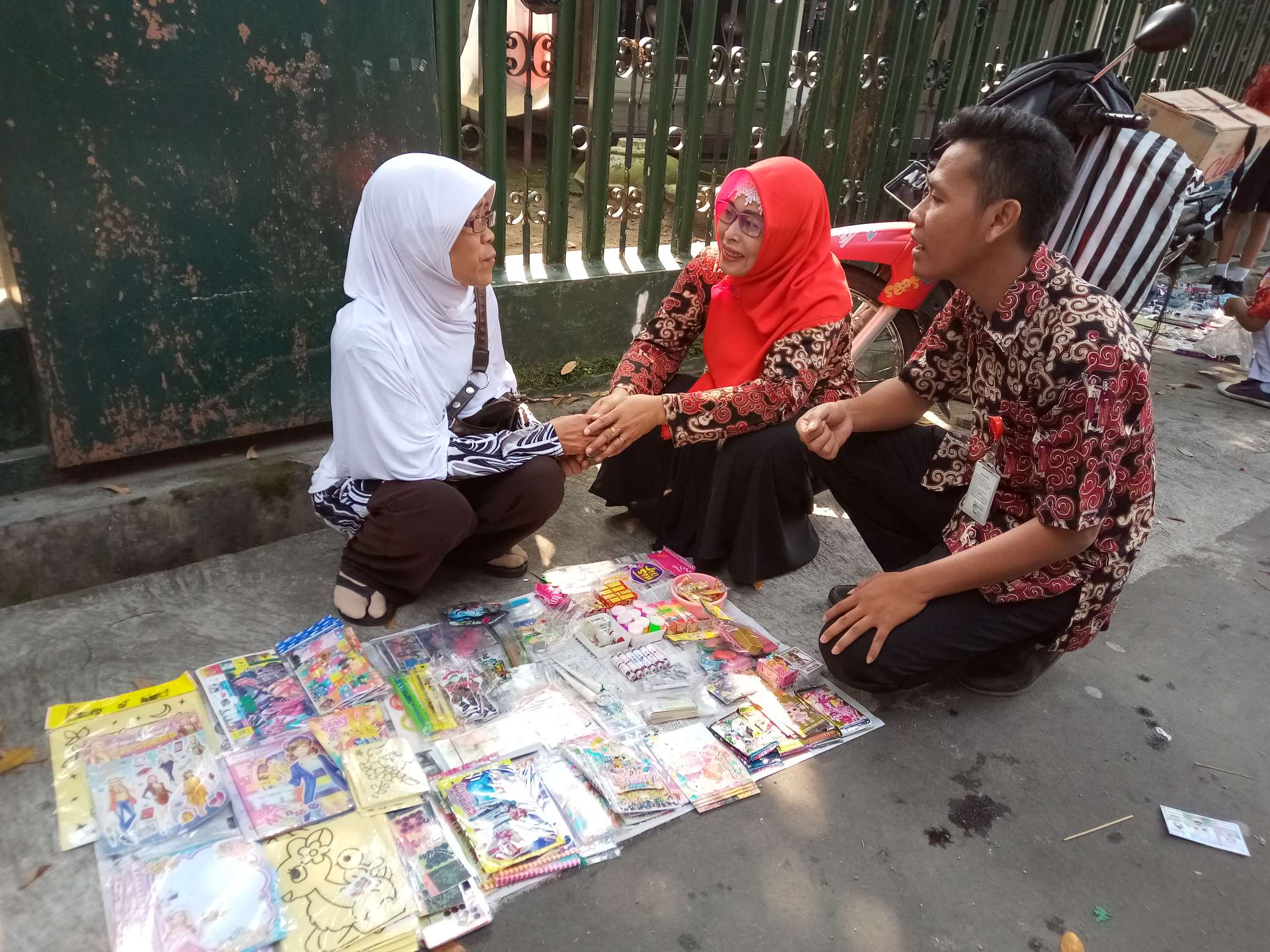 Guru SDN 4 Pucangan, Kecamatan Kartasura, Kabupaten Sukoharjo yang dulu pernah mengajar Ananda Hafidh Rifai Kusnanto (17), memberikan ucapan selamat pada Ibu Supadmi (50), Rabu (15/5). (MP/Ismail)