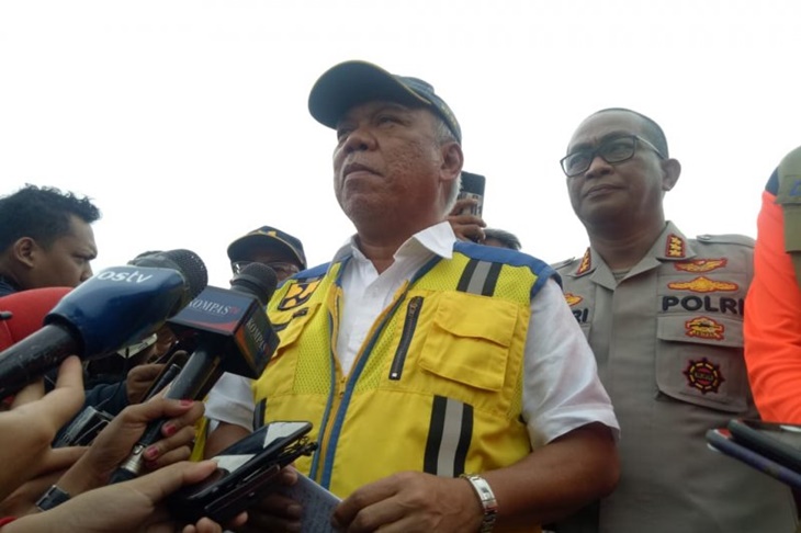 Menteri Pekerjaan Umum dan Perumahan Rakyat (PUPR) Basuki Hadimuljono usai melakukan pantauan banjir melalui udara di Jakarta, Rabu (1/1/2020) (ANTARA/Livia)