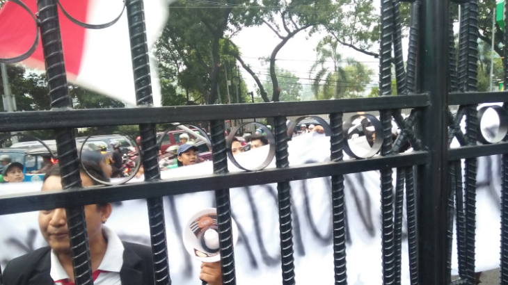 Sejumlah anggota The Jakmania yang tergabung dalam mengatasnamakan Komunitas Gue Anak Jakarta menggeruduk DPRD DKI Jakarta, Jakarta Pusat