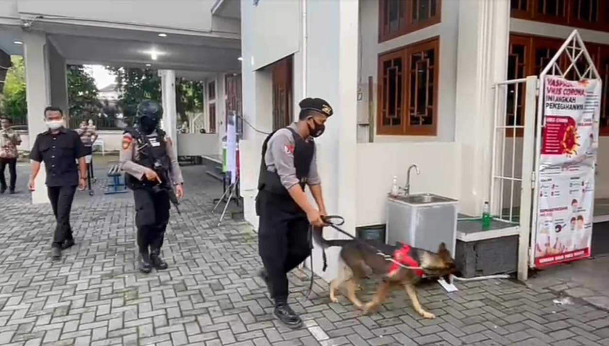 Anggota Polresta Surakarta melakukan sterilisasi gereja di Solo, Minggu (28/3). (MP/Ismail)