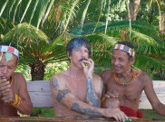 Anthony Kiedis Liburan di Mentawai, Nongkrong Bareng Warga Lokal