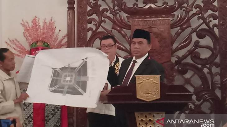 Sekretaris Daerah DKI Jakarta Saefullah (kanan) menunjukkan rencana kawasan monas, di Balai Kota Jakarta, Jumat (24/1/2020). (Antara/Ricky Prayoga)