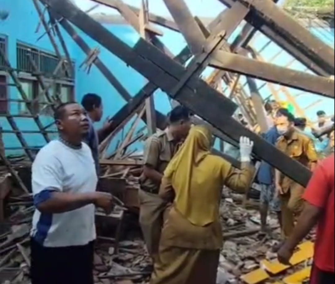 Atap Ruang Kelas MTs 4 Muhammadiyah Bulu di Desa Karanganyar, Kecamatan Sambungmacan, Sragen, ambruk, Selasa (12/5). Foto: Dok. media sosial