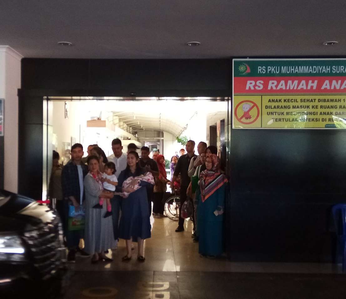 Selvi Ananda dan La Lembah Manah pulang dari RS PKU Muhammadiyah Solo, Jawa Tengah, Senin (18/11) (MP/Ismail)