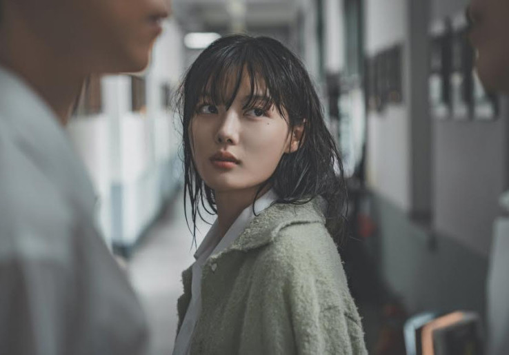 Waduh! Kim Yoo Jung Mainnya Kejam Banget di 'Dear X', Naiknya Sambil Injak Kepala Orang