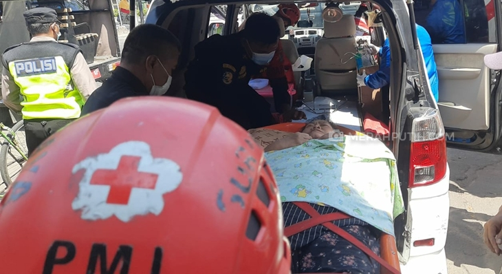  Para korban tertimpa bangunan rumah lantai 2 saat dievakuasi Petugas PMI Surabaya menuju RSUD dr Soetomo. (Foto: MP/Andika Eldon)