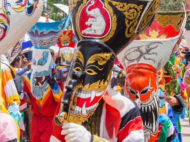 phi ta khon festival