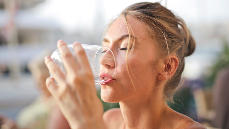 Saat atau Sehabis Makan, Kapan Waktu Tepat Minum Air?