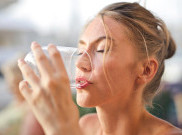 Saat atau Sehabis Makan, Kapan Waktu Tepat Minum Air?